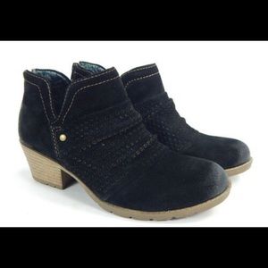 Earth Origins “Amanda” suede black rubber sole ankle boots EUC